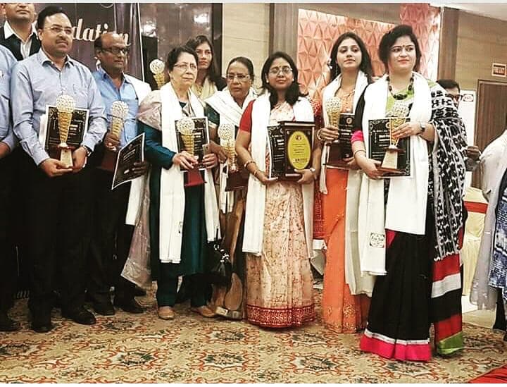 doctor chanchal johri from diva health care recieving best doctor award in delhi